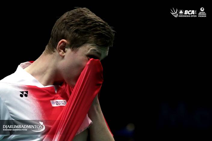 Ekspresi kekecewaan Viktor Axelsen (Denmark). Ekspresi kekecewaan Viktor Axelsen (Denmark).