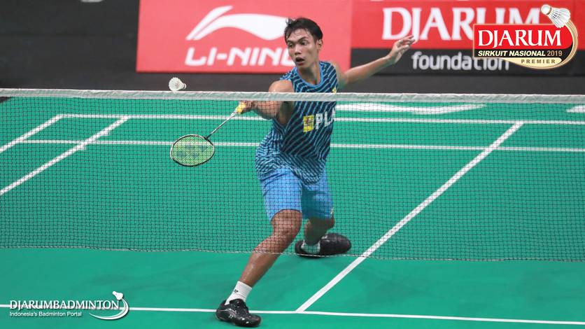 Enzi Shafira (SGS PLN) mengembalikan shuttlecock. Enzi Shafira (SGS PLN) mengembalikan shuttlecock.