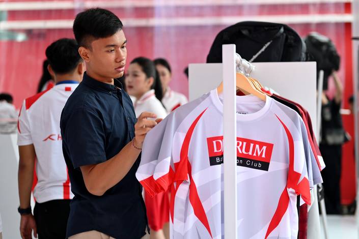 Pengunjung stand Bakti Olahraga Djarum Foundation tengah memilih jersei (Djarum Badminton)