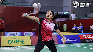 Titifany Ilahi (Jawa Timur) mengembalikan shuttlecock.