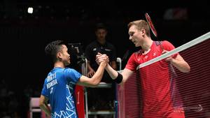 Tunggal putra Denmark, Viktor Axelsen (kanan) selepas bentrok dengan Anthony Sinisuka Ginting (kiri).