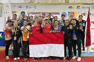 Para pemain dan ofisial Indonesia serta Agung Cahaya Sumirat (Dok. KBRI Yaoundé) Para pemain dan ofisial Indonesia serta Agung Cahaya Sumirat (Dok. KBRI Yaoundé)