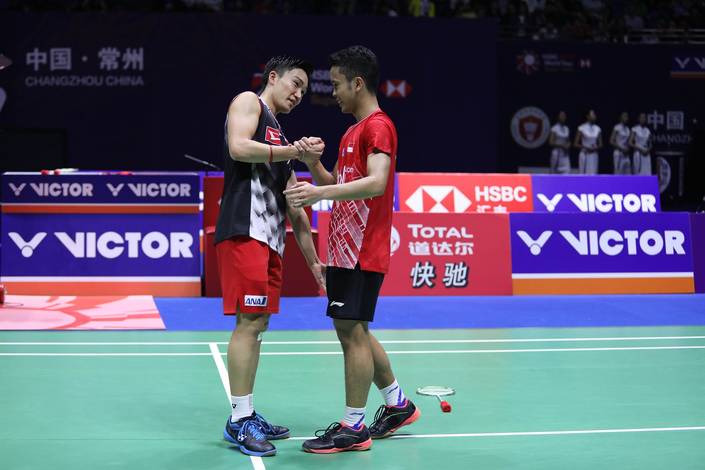 Tunggal putra Indonesia, Anthony Sinisuka Ginting (kanan) berjabat tangan dengan Kento Momota (Jepang) usai bertanding. (Foto: PP PBSI) Tunggal putra Indonesia, Anthony Sinisuka Ginting (kanan) berjabat tangan dengan Kento Momota (Jepang) usai bertanding. (Foto: PP PBSI)