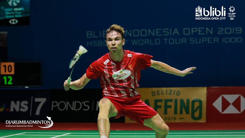 Rasmus Gemke (Denmark) bersiap menyambut pengembalian. Rasmus Gemke (Denmark) bersiap menyambut pengembalian.