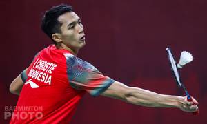 Tunggal putra Indonesia nomor tujuh dunia, Jonatan Christie mengembalikan shuttlecock. (Copyright: Badmintonphoto | Courtesy of BWF)