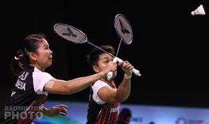 Ganda putri Indonesia, Greysia Polii/Apriyani Rahayu bersiap menyambut pengembalian. (Copyright: Badmintonphoto | Courtesy of BWF)