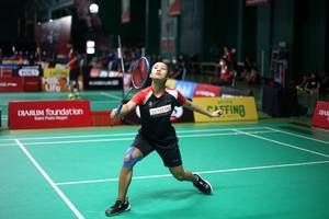 Mutiara Ayu Puspitasari mengembalikan shuttlecock.