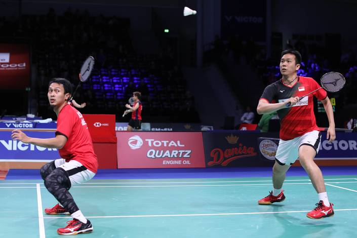 Hendra Setiawan/Mohammad Ahsan (Indonesia) bersiap menyambut pengembalian. Hendra Setiawan/Mohammad Ahsan (Indonesia) bersiap menyambut pengembalian.