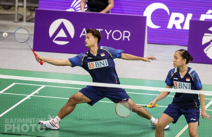 Akbar Bintang Cahyono/Winny Oktavina Kandow (Indonesia) menggapai pengembalian. (Copyright: Badmintonphoto | Courtesy of BWF) Akbar Bintang Cahyono/Winny Oktavina Kandow (Indonesia) menggapai pengembalian. (Copyright: Badmintonphoto | Courtesy of BWF)