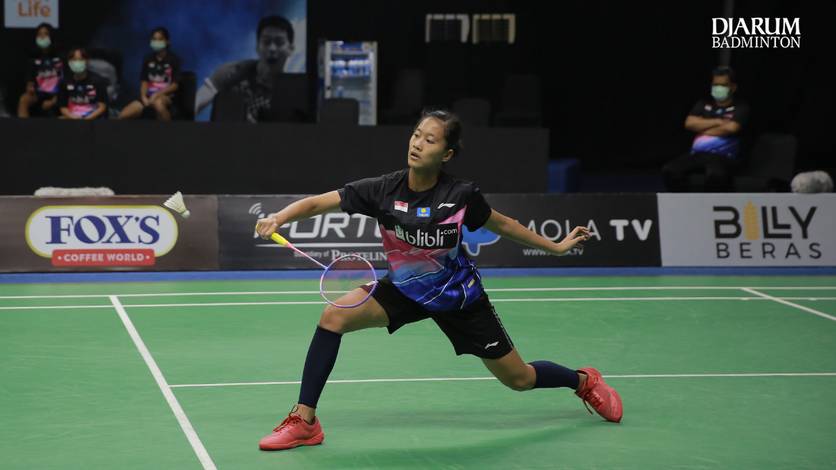 Putri Kusuma Wardani (Indonesia) menyambut pengembalian. Putri Kusuma Wardani (Indonesia) menyambut pengembalian.