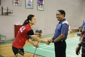 Greysia Polii (Kiri) bersalaman dengan Menteri Pemuda dan Olehraga Republik Indonesia, Zainudin Amali.