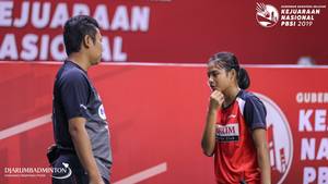 Komang Ayu Cahya Dewi (kanan) saat mendapatkan arahan dari pelatih.