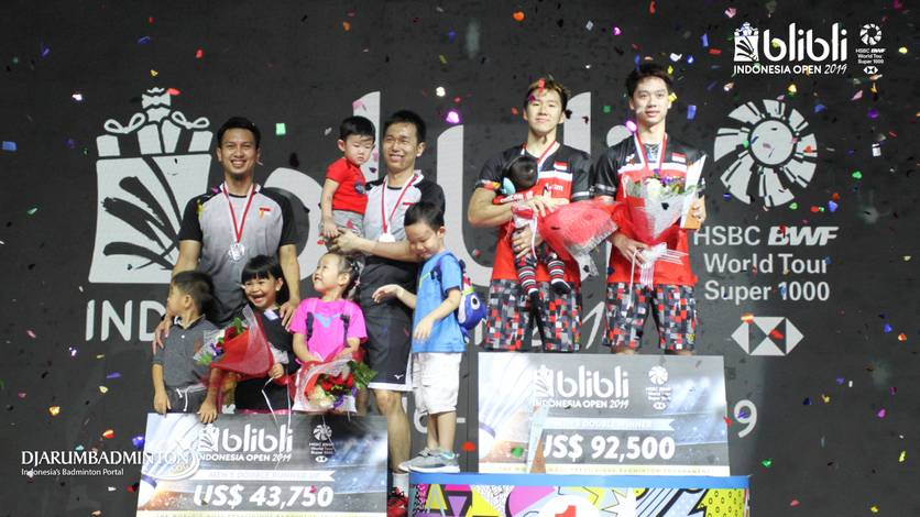 Kevin Sanjaya Sukamuljo/Marcus Fernaldi Gideon (kanan) dan Hendra Setiawan/Mohammad Ahsan saat di podium jura Blibli Indonesia Open 2019 BWF World Tour Super 1000. Kevin Sanjaya Sukamuljo/Marcus Fernaldi Gideon (kanan) dan Hendra Setiawan/Mohammad Ahsan saat di podium jura Blibli Indonesia Open 2019 BWF World Tour Super 1000.