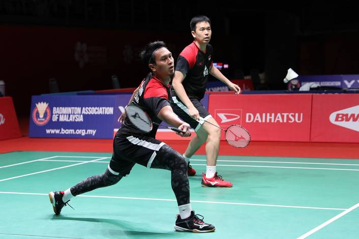 Hendra Setiawan/Mohammad Ahsan (Indonesia) menyambut pengembalian.