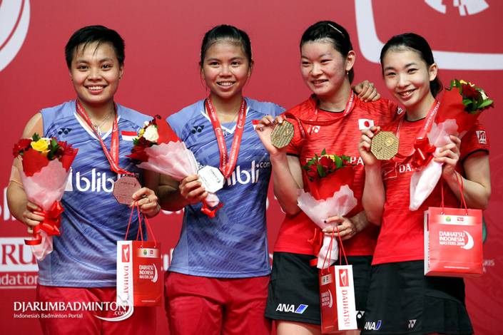 Ganda putri Jepang, Ayaka Takahashi/Misaki Matsutomo (kanan) bersama Greysia Polii/Apriyani Rahayu (Indonesia). Ganda putri Jepang, Ayaka Takahashi/Misaki Matsutomo (kanan) bersama Greysia Polii/Apriyani Rahayu (Indonesia).