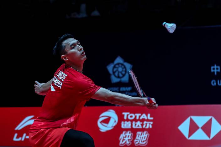 Tunggal putra Indonesia, Jonatan Christie mengembalikan shuttlecock. Tunggal putra Indonesia, Jonatan Christie mengembalikan shuttlecock.