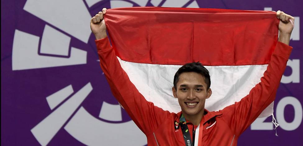 Jonatan Christie membentangkan bendera Merah Putih. Jonatan Christie membentangkan bendera Merah Putih.