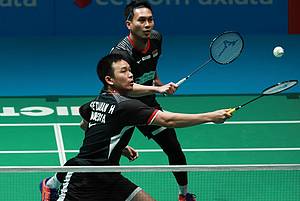 Hendra Setiawan/Mohammad Ahsan (Indonesia) mengembalikan shuttlecock.