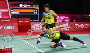 Ganda putri Indonesia, Greysia Polii/Apriyani Rahayu berusaha menggapai pengembalian. (Copyright: Badmintonphoto | Courtesy of BWF)