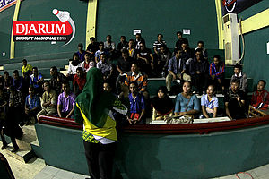  Lindaweni Fanetri (INA) memeluk pelatihnya setelah memenangkan petandingan WBC 2015